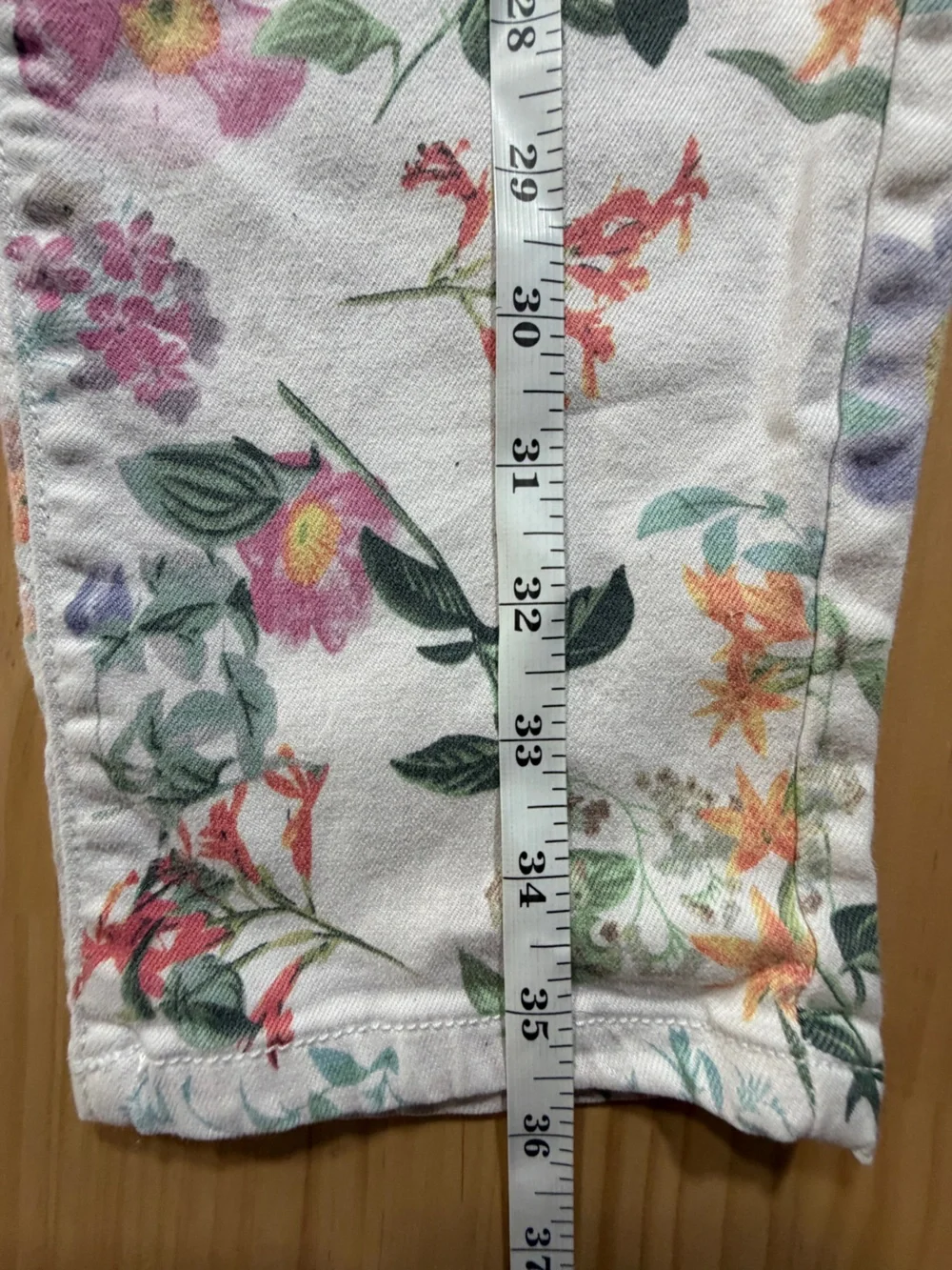 Buffalo David Bitton White Jeans with Pastel Floral Accents B7